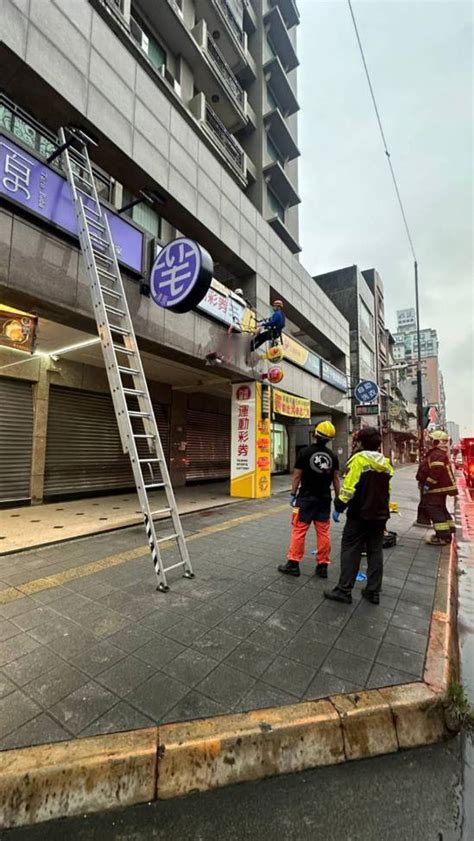 土城跳樓截圖|土城社區大樓清晨傳巨響 25歲男子11樓墜下2樓露臺慘。